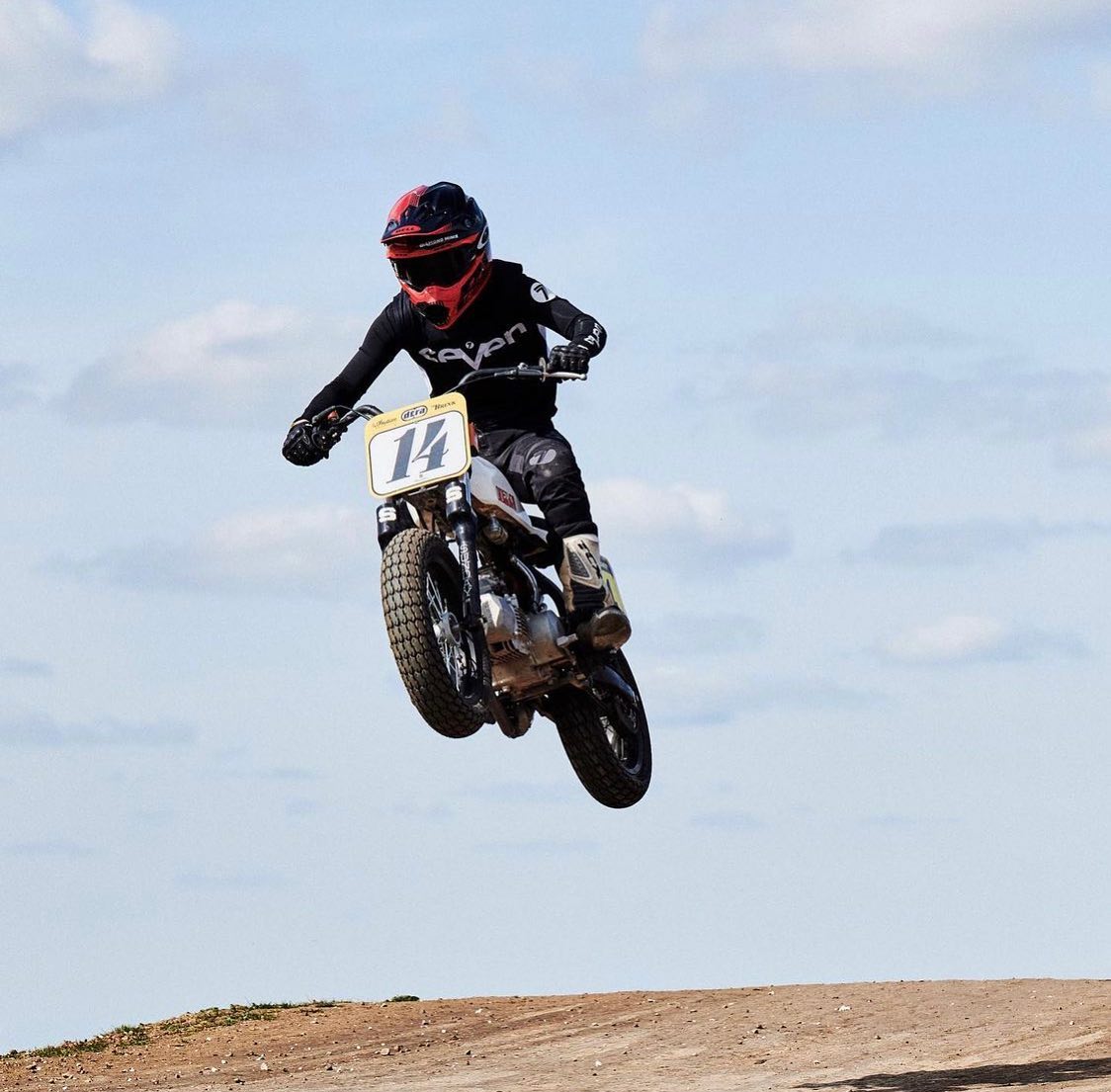 @max.inman flying with his SUNDAY. It's crazy !!
📸 @tonton_la_mitraille
—
#sundaymotors #flattrack #moto #ycf #motorcycle