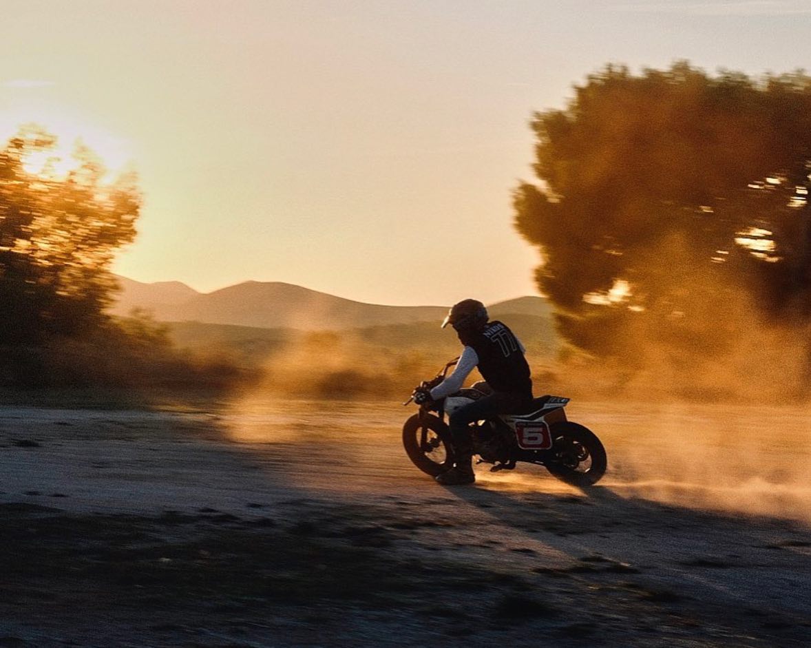 Happy week-end guys ! 🤙
📸 @brian.norwick 
—
#sundaymotors #flattrack #moto #ycf #motorcycle