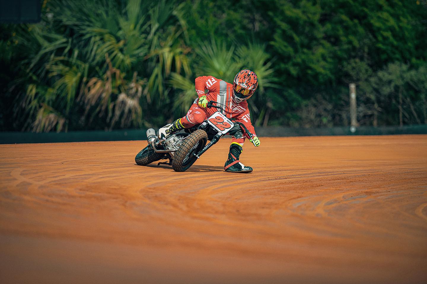 Sliding with our S187 🙌✊️
—
#sundaymotors #flattrack #ycf #moto #motorcycle