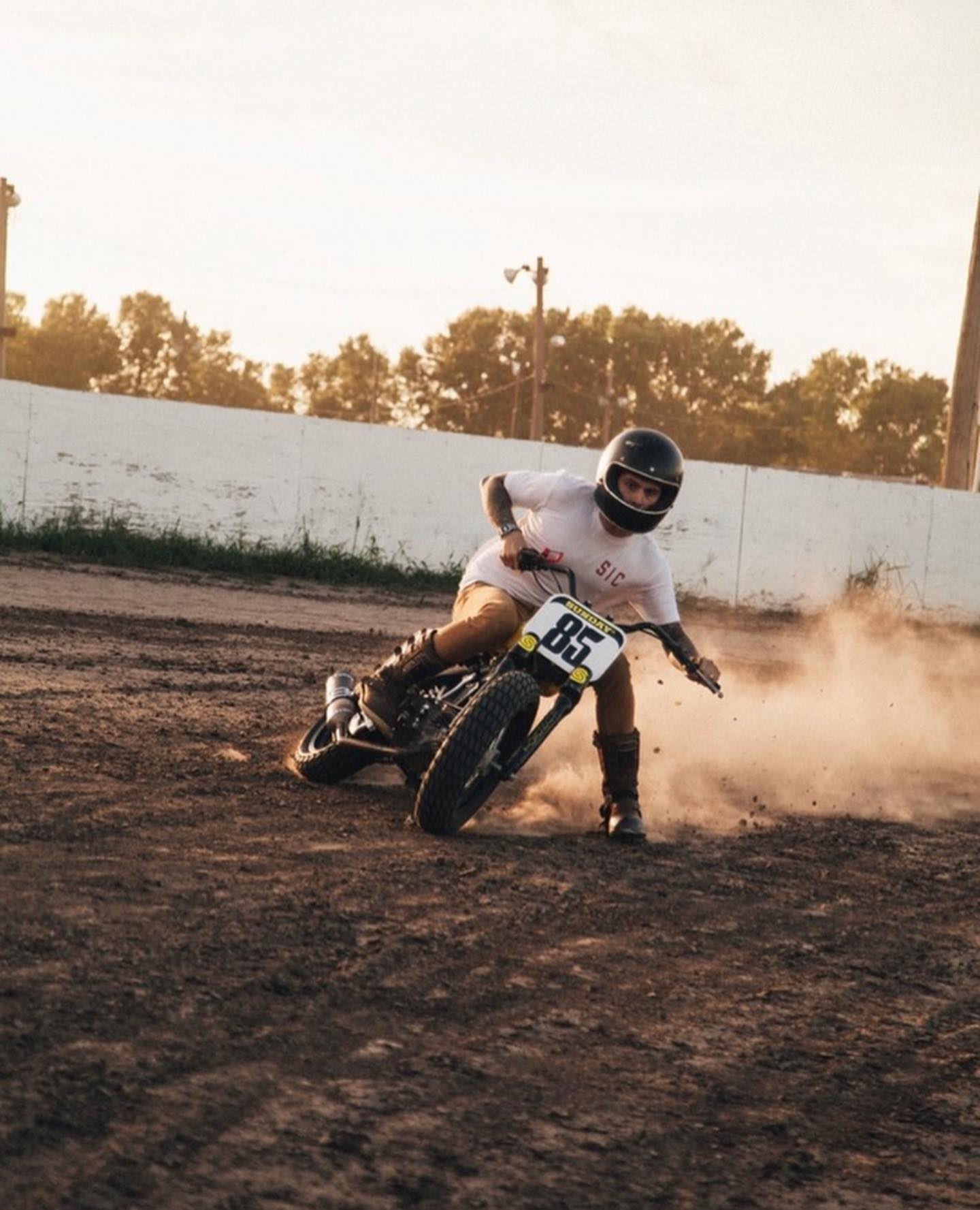 THROW🔙 🤩 @fastandleftfilm
@jkrubsack
—
#sundaymotors #flattrack #moto #ycf #motorcycle