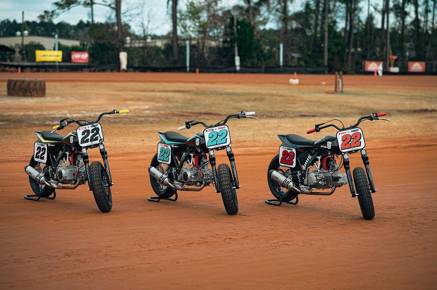 FAMILY PHOTO 🫶
—
#sundaymotors #flattrack #moto #motorcycle