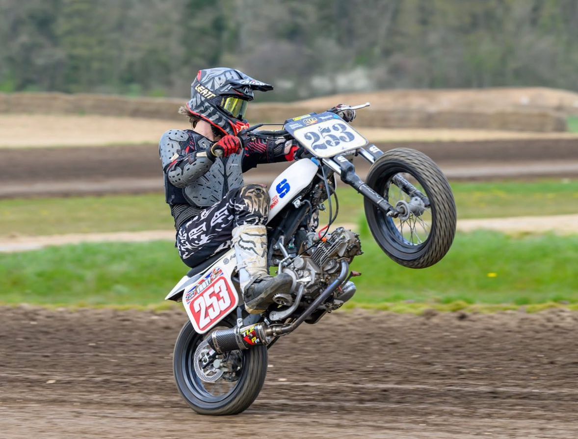 A new week begins ! 🤙✊️
@freddyt253 
📸 @brakingpointimages 
—
#sundaymotors #flattrack #moto #motorcycle #ycf