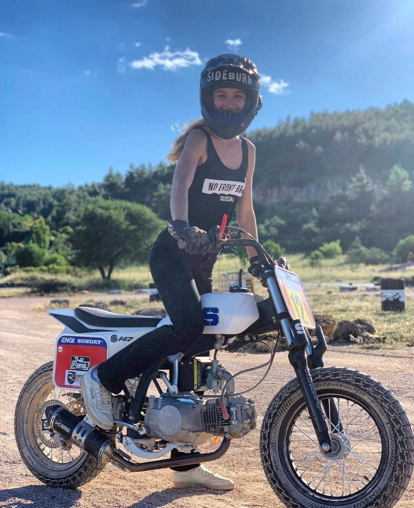 Ready to slide 😉
@dominika_rides 
—
#sundaymotors #flattrack #moto #motorcycle