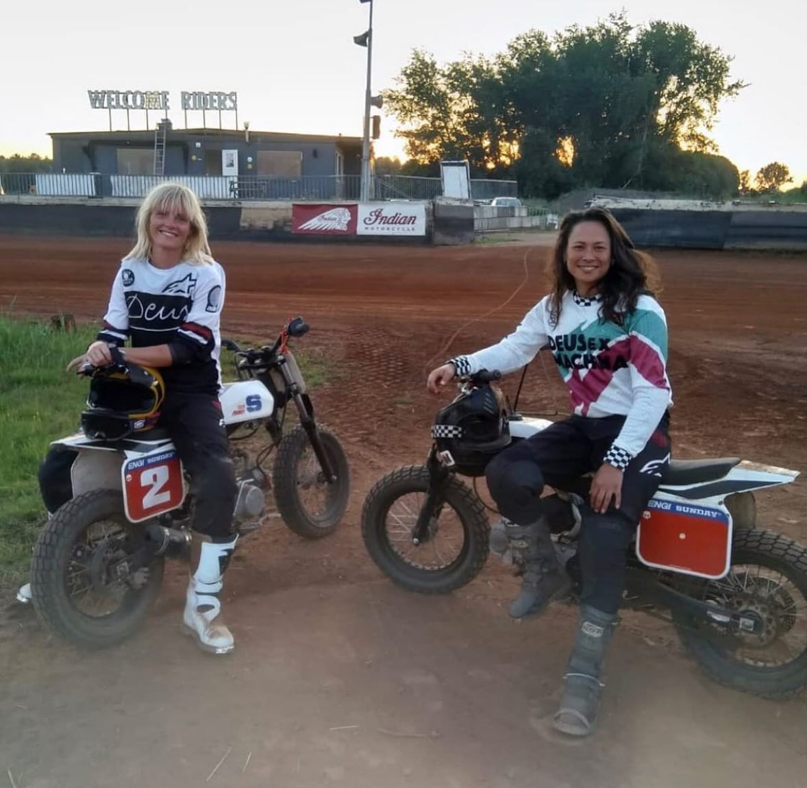 Happy week-end 🤙🤙
@motolynda @indihanna.jones 
—
#sundaymotors #flattrack #moto #motorbike