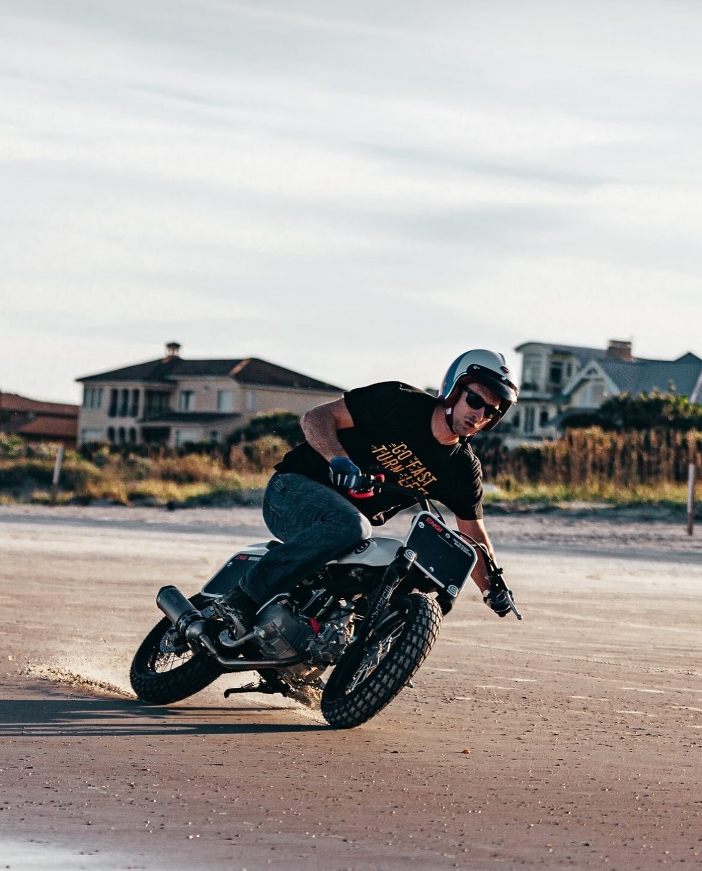 Who’s ever had a ride on the beach? 😍
📸 @theoledru 
—
#sundaymotors #flattrack #moto #motorcycle