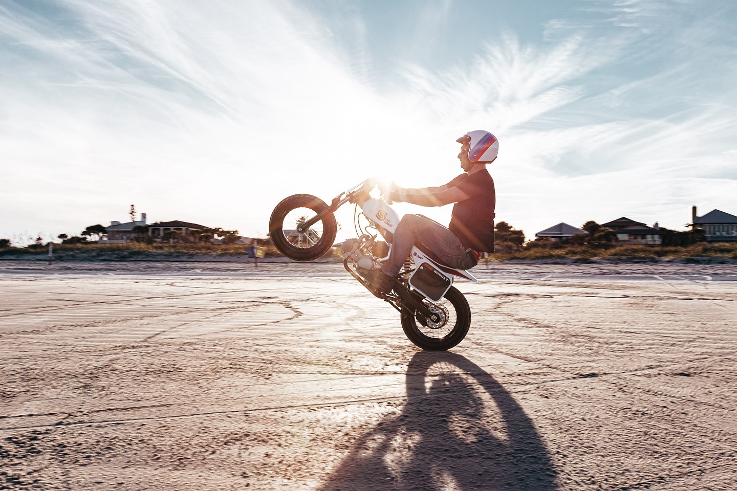 A wheelie under a beautiful sunset 😍 Happy SUNDAY guys ! 🤙🫶
—
#sundaymotors #flattrack #moto